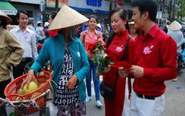 Đóa hoa màu hồng vừa cài lên áo đó em...