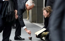 Cho người ăn xin 5 đô, Thủ tướng Úc bị chê keo 