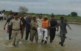 Thủ hiến Ấn Độ bị chỉ trích vì được cõng đi thị sát bão lũ