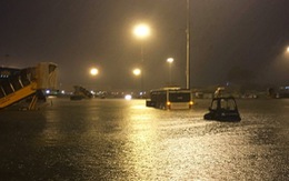Bên trong sân bay Tân Sơn Nhất ngập nước
