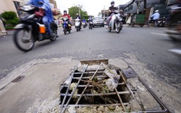 Nắp cống vở toác đường vô sân bay coi kỳ quá