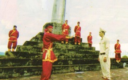​Người kéo cờ đỏ sao vàng lên Kỳ đài Huế