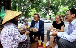 Tân Đại sứ Thuỵ Điển ngồi vỉa hè Hà Nội uống trà đá