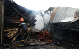 Công ty gỗ cháy dữ dội, sợ cháy lan dân bỏ chạy
