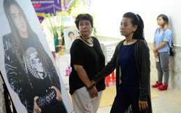 Nghệ sĩ rơi lệ thắp hương viếng Minh Thuận đến nửa đêm