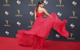 Sao nữ khoe váy áo rực rỡ ở thảm đỏ Emmy 2016