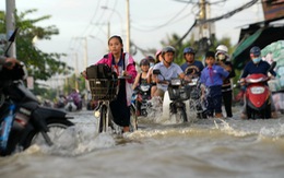 Dân Sài Gòn dầm mình lội nước bước vào ngày mới