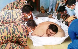 Clip 20 người khiêng chàng mập đi bệnh viện ở Malaysia