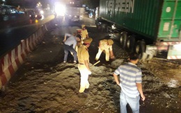 ​CSGT sửa đường trong đêm giúp người dân