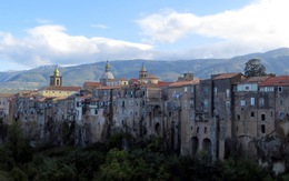 Khám phá thị trấn thời Trung cổ Sant'Agata de' Goti