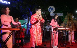 Hàng ngàn người xem ca nhạc ở phố đi bộ Nguyễn Huệ