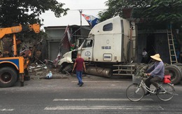 ​Xe container tông sập nhà dân