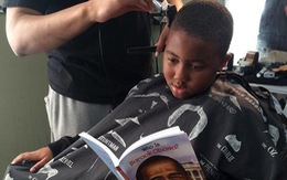 Trẻ đọc sách được tiệm cắt tóc giảm giá tiền