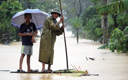 Nhiều người chết và tàu trôi ra biển do mưa lũ