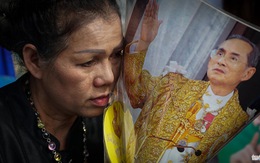 Nước mắt người Thái vẫn chảy dài bên ngoài Hoàng cung