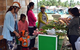 Bạn trẻ mở gian hàng gây quỹ giúp đồng bào miền Trung