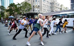 Nhóm nhạc Hàn Quốc nhảy flashmob tại trung tâm Sài Gòn
