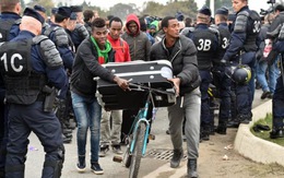 Đã di dời hơn 2.300 di dân khỏi "Rừng Calais"