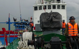 Tàu cảnh sát biển vượt sóng to cứu 10 ngư dân