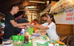Bạn trẻ Phú Quốc bán rượu sim ủng hộ dân vùng lũ