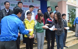 Trao học bổng Ngăn dòng bỏ học tại vùng lũ Quảng Bình