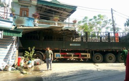 Xe tải chở quặng lao vào nhà dân, 2 người chết