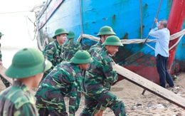 Bộ đội giúp dân giải cứu tàu cá