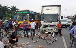 Dân chặn đường lên sân bay Nội Bài gây ùn tắc nhiều giờ