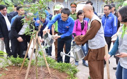 Phó Thủ tướng Vũ Đức Đam nhặt rác, trồng cây cùng sinh viên