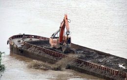 Tạm đình chỉ 3 CSGT không xử lý ngay tàu xả thải xuống sông Hồng