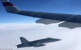 Máy bay chiến đấu áp sát máy bay chở đoàn nhà báo Nga 