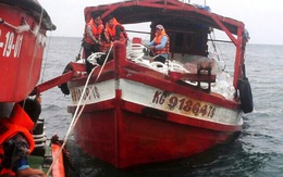 Cứu tàu cá và 7 người trôi dạt trên biển Nam Du