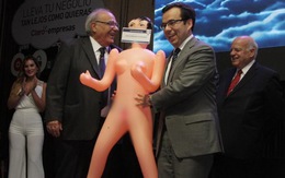 ​Bộ trưởng kinh tế Chile gặp rắc rối với món quà búp bê tình dục