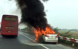 Clip ôtô cháy ngùn ngụt trên cao tốc Pháp Vân - Cầu Giẽ