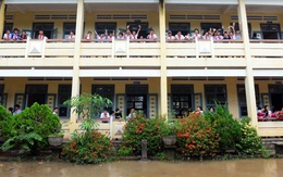 Học sinh vùng lũ vui vẻ đến trường khi nước rút