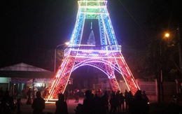 Chiêm ngưỡng 'Tháp Eiffel' đón Noel cao 34m