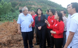 Phó chủ tịch nước thăm nạn nhân sạt lở núi Đá Hang