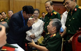 Thủ tướng Campuchia Hun Sen thăm quân tình nguyện Việt Nam