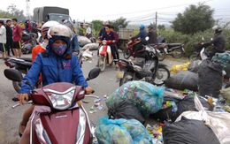 ​Đổ rác ra đường phản đối việc đốt rác