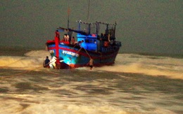 Giải cứu tàu cá 420CV mắc cạn tại cửa biển Đà Diễn