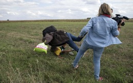 Nhà báo Hungary đá, ngáng chân người tị nạn bị phạt tù
