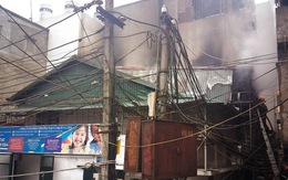 Nhà 5 tầng ở Hà Nội bốc cháy