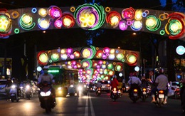 Khi thành phố lên đèn: Đường Sài Gòn rực rỡ đèn hoa