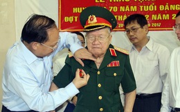 Trao huy hiệu 70 năm tuổi Đảng đến ông Nguyễn Xuân Ôn