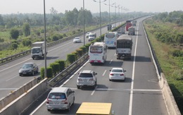 Chạy xe bát nháo trên đường cao tốc TP.HCM - Trung Lương