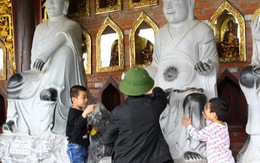 Vô tư sờ tượng thần, Phật, ném tiền lẻ ở chùa Bái Đính
