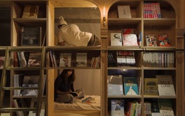 Chi 40 USD/đêm để được ngủ trong giá sách ở Nhật