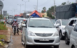 Quốc lộ 1 qua Quảng Nam kẹt nghiêm trọng vì đường hỏng