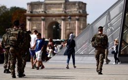 ​Binh sĩ Pháp bị chém ngay sân bảo tàng Louvre