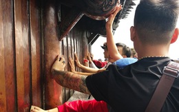 Chà tiền cầu may nhẵn bóng thân chùa ở Yên Tử
